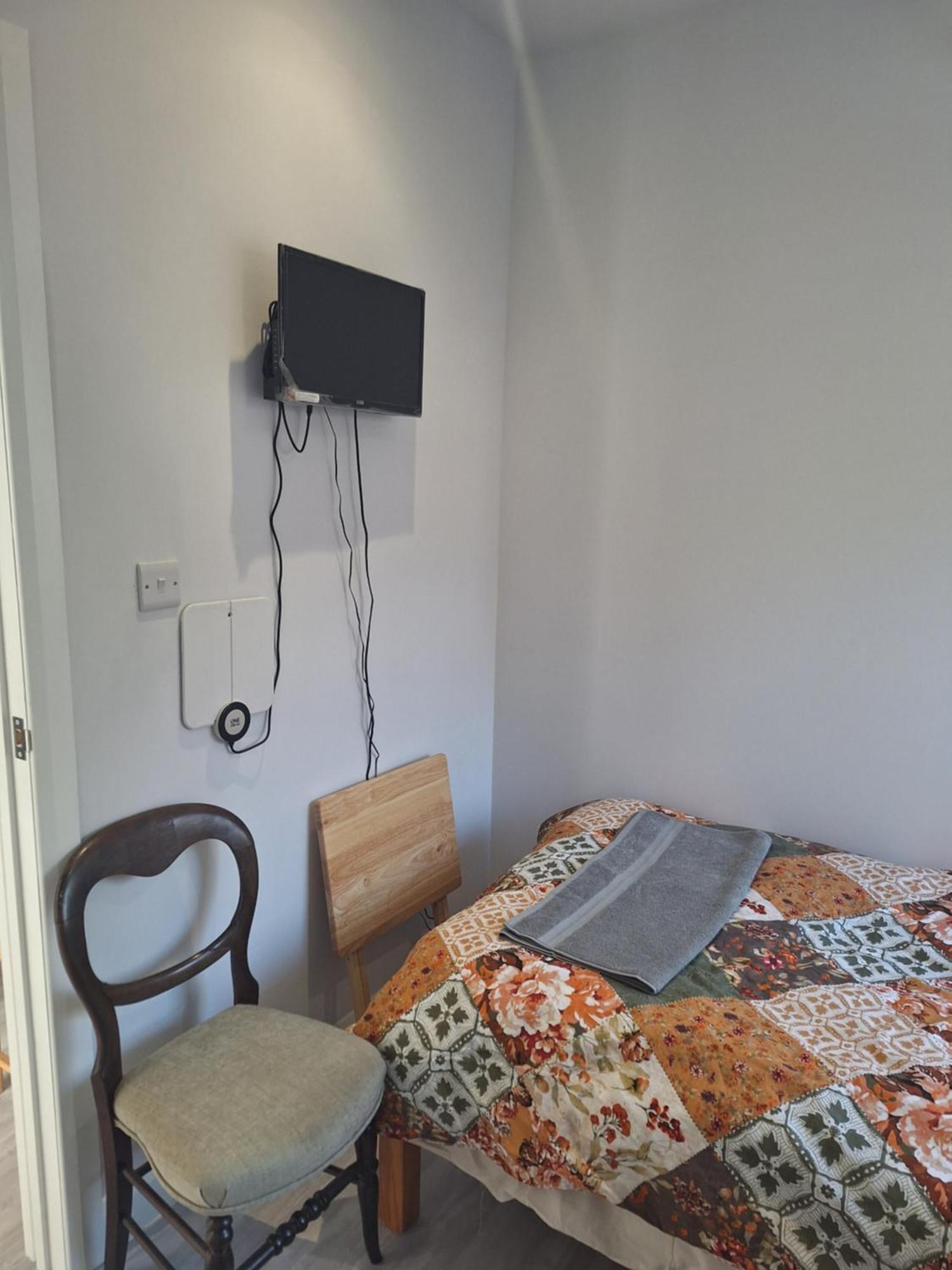 Budget Single Room Only For One Adult - Shared Flat Northolt  Exterior photo
