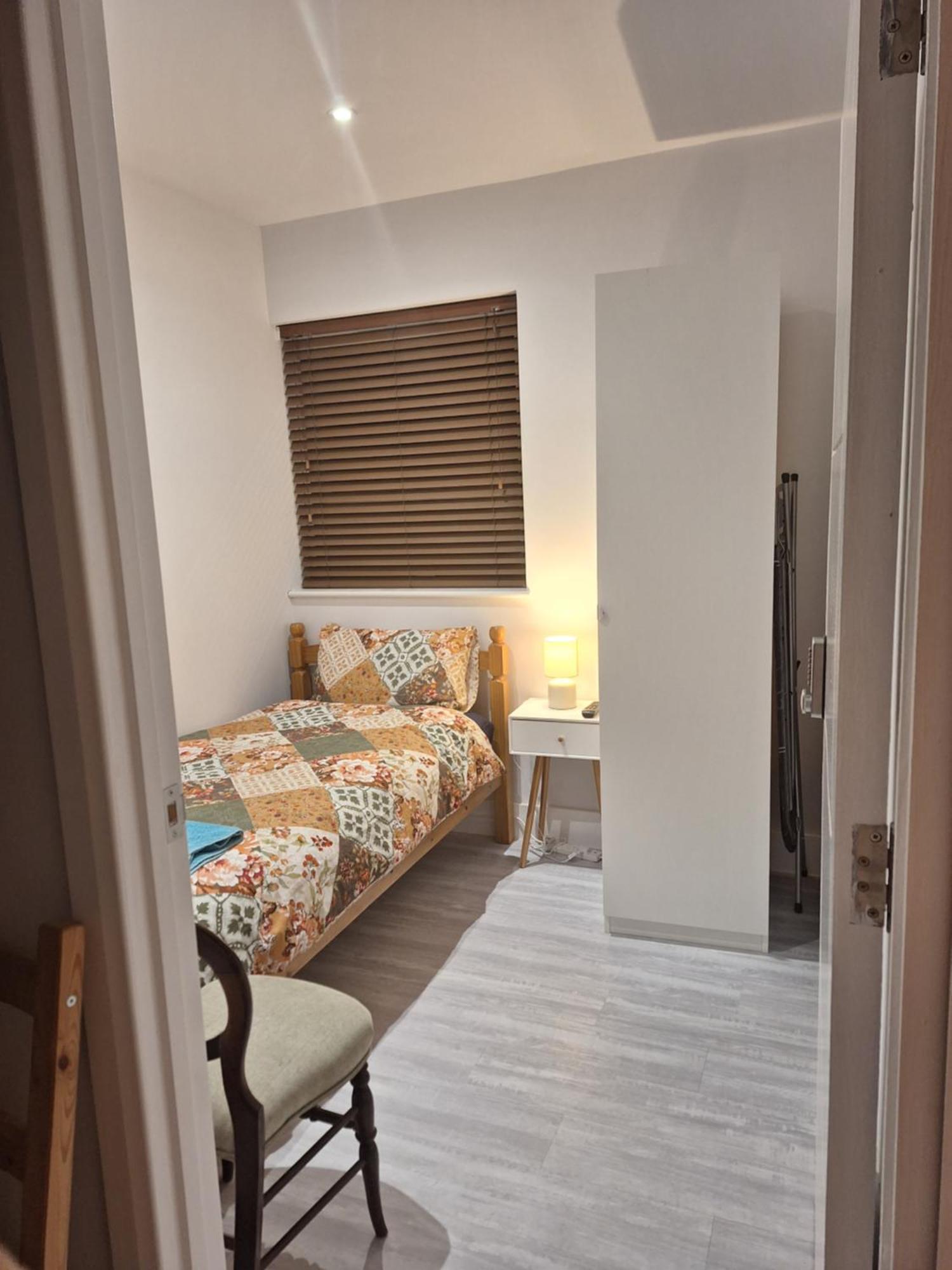 Budget Single Room Only For One Adult - Shared Flat Northolt  Exterior photo